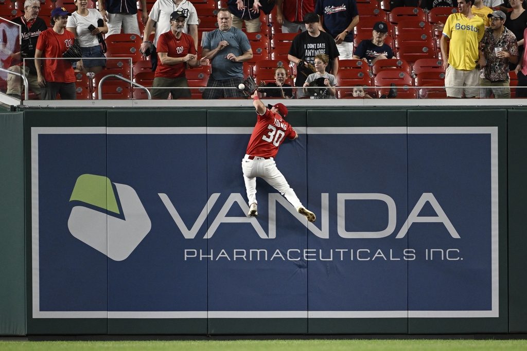 MLB(影)/華盛頓航空!國民外野手「沒在開玩笑」墊步起飛「搶劫全壘打」全場鼓掌