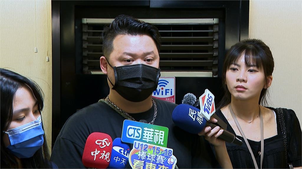 噁！豆腐板放水溝蓋「蟑螂狂爬」　老字號餐廳「四海一家」致歉　衛生局要查