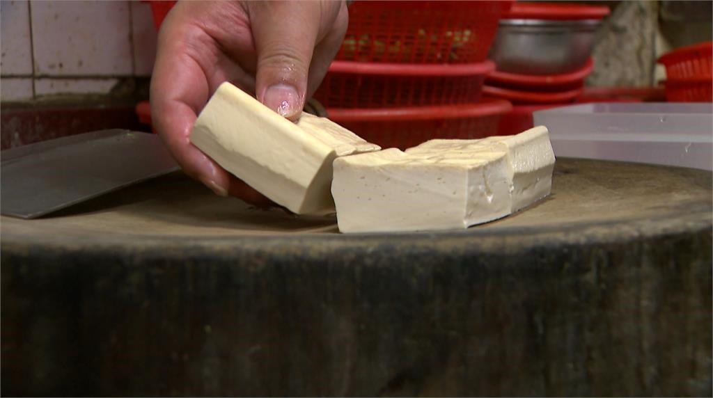 噁！豆腐板放水溝蓋「蟑螂狂爬」　老字號餐廳「四海一家」致歉　衛生局要查