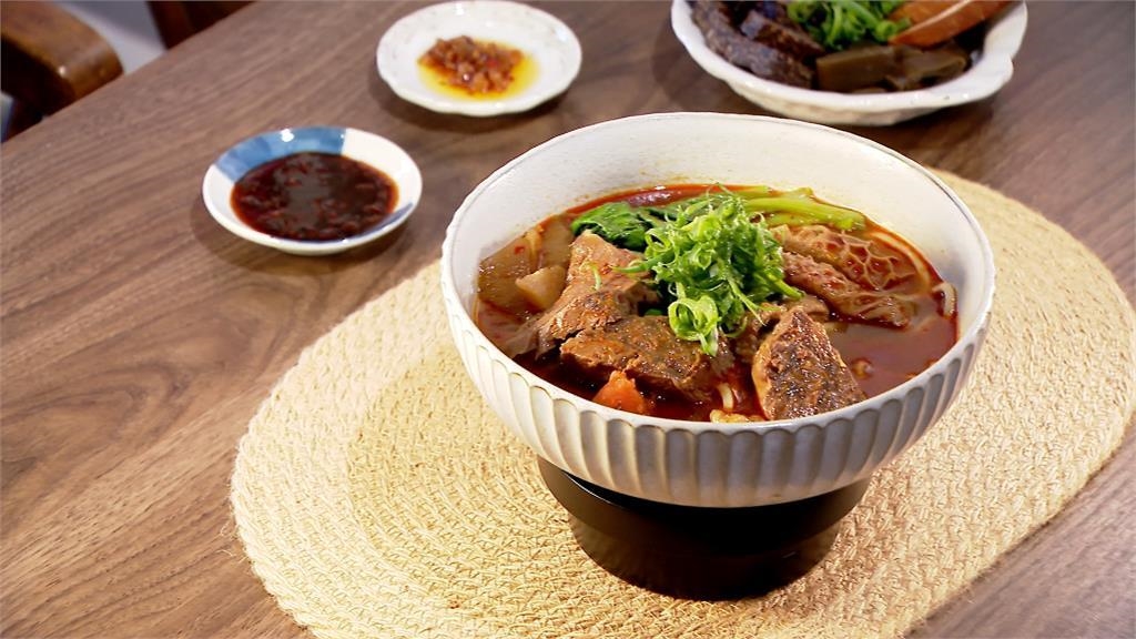 牛肉麵湯底牛肋排小火慢熬36小時 餐廳老闆:從阿公那代開始 牛肉麵湯底牛肋排小火慢熬36小時 餐廳老闆:從阿公那代開始