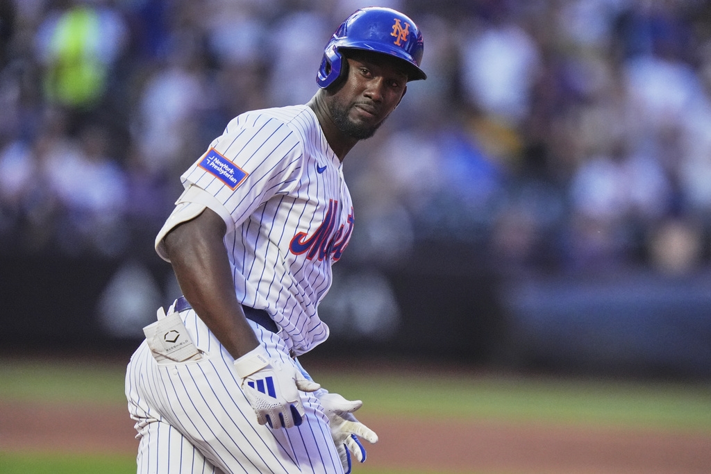MLB(影)／有這種好康？「跑者找手套觸殺出局」尷尬場面網友笑翻
