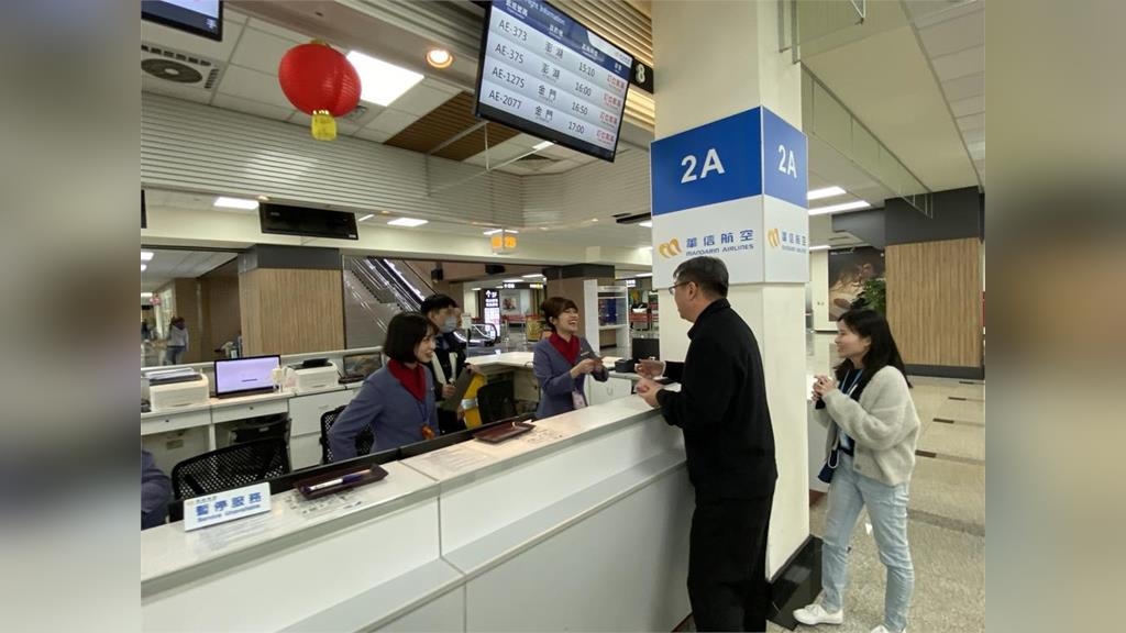 受颱風丹娜絲環流影響 華信、立榮明天國內線航班取消 受颱風丹娜絲環流影響 華信、立榮明天國內線航班取消