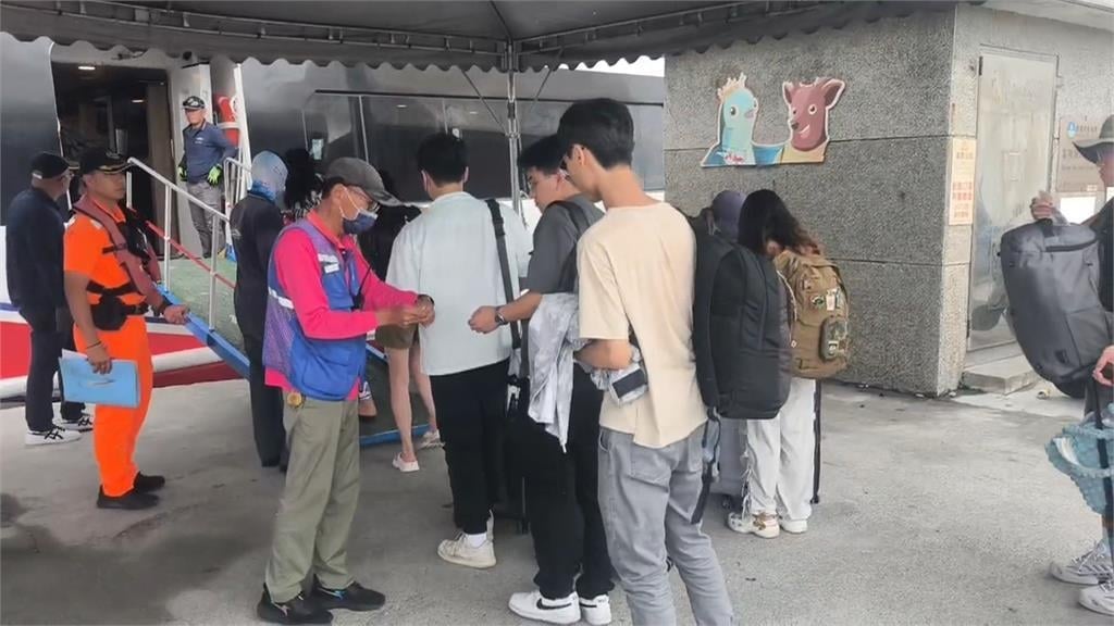 「丹娜絲」來襲!富岡漁港往返綠島、蘭嶼明全停航 旅客湧碼頭急撤離 「丹娜絲」來襲!富岡漁港往返綠島、蘭嶼明全停航 旅客湧碼頭急撤離