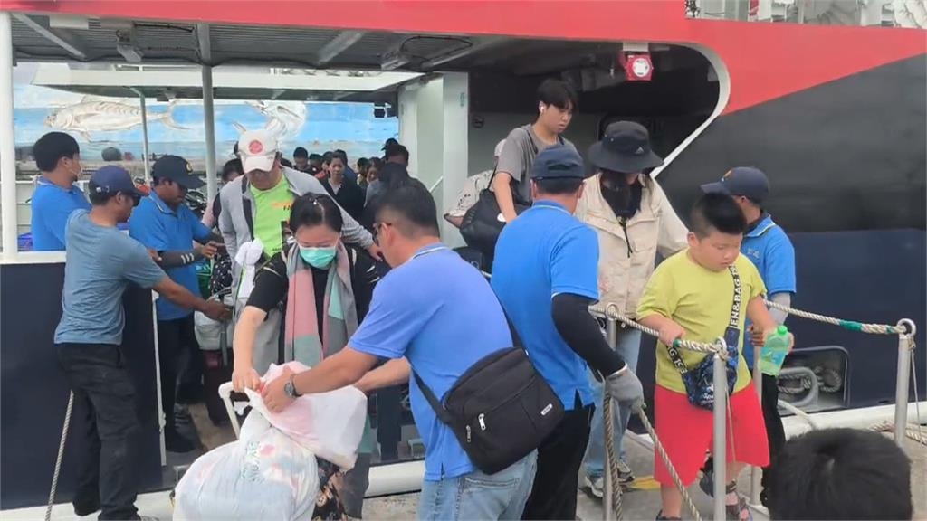 「丹娜絲」來襲!富岡漁港往返綠島、蘭嶼明全停航 旅客湧碼頭急撤離