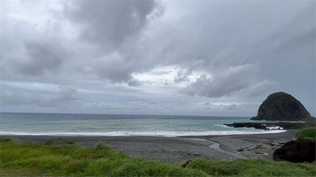 「丹娜絲」來襲!富岡漁港往返綠島、蘭嶼明全停航 旅客湧碼頭急撤離