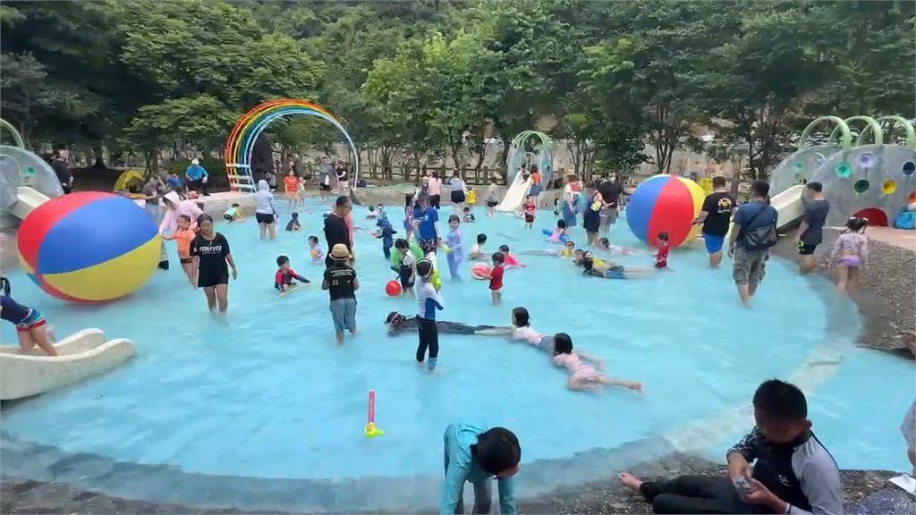 颱風侵襲!「和平島王爺遊江」宣布延期 暖暖親水公園照常開放湧人潮 颱風侵襲!「和平島王爺遊江」宣布延期 暖暖親水公園照常開放湧人潮