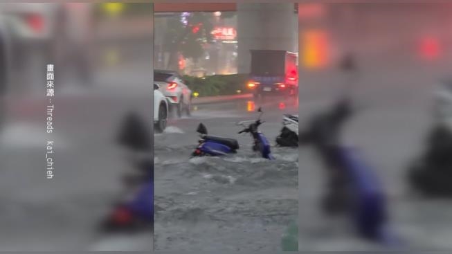 台中傍晚又暴雨！　市區道路變河流　人孔蓋狂噴