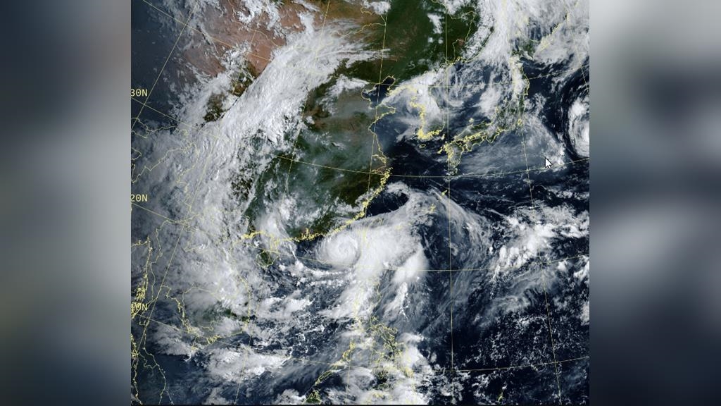中颱丹娜絲「挾猛烈風雨」逼台!鄭明典揭「即將開眼」示警:降雨效率高 中颱丹娜絲「挾猛烈風雨」逼台!鄭明典揭「即將開眼」示警:降雨效率高