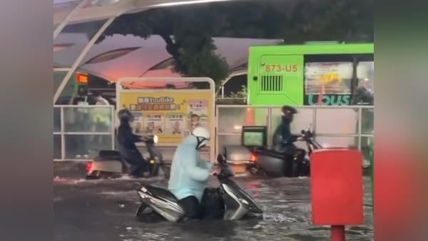 台中豪雨成災沒停班課! 市民怒灌盧秀燕臉書:大罷免大成功 台中豪雨成災沒停班課! 市民怒灌盧秀燕臉書:大罷免大成功