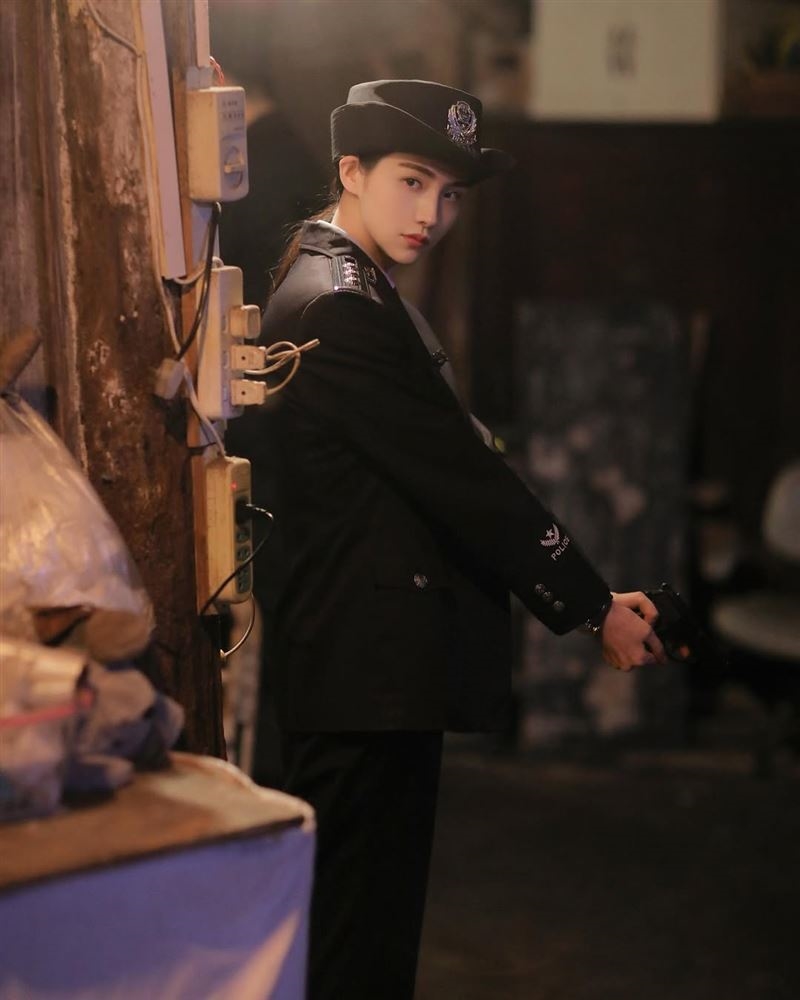 動作片女星曬「反差+九頭身警花照」網暴動!她自曝父親曾是警界高層