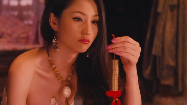 動作片女星曬「反差+九頭身警花照」網暴動!她自曝父親曾是警界高層