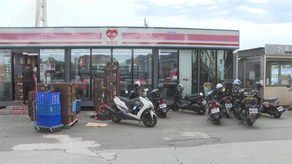 真.快閃店?丹娜絲來襲 萊爾富「整店打包撤離」畫面曝 真.快閃店?丹娜絲來襲 萊爾富「整店打包撤離」畫面曝