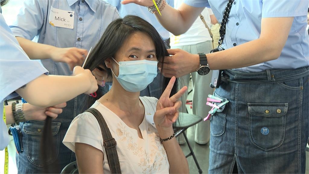 百位捐髮者齊聚公益傳愛 癌友抗癌勇氣從"頭"開始