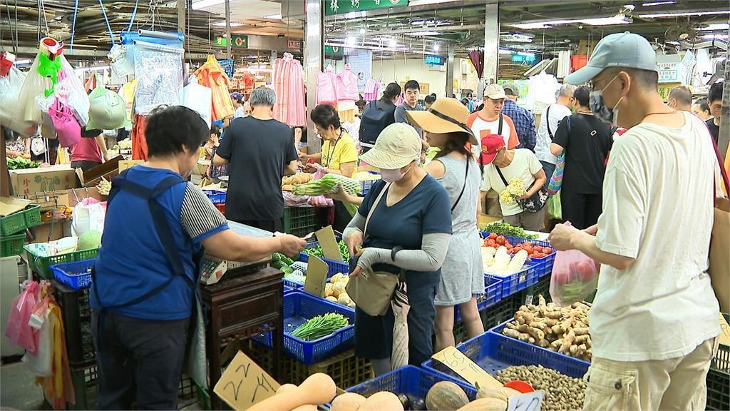 颱風逼近湧「搶菜潮」! 葉菜貴一倍.高麗菜漲5~10元 颱風逼近湧「搶菜潮」! 葉菜貴一倍.高麗菜漲5~10元