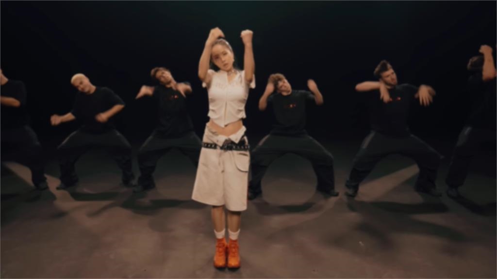 蔡依林攜6猛男「DIY」熱舞畫面流出 25萬人全看傻:褲子快掉了! 蔡依林攜6猛男「DIY」熱舞畫面流出 25萬人全看傻:褲子快掉了!