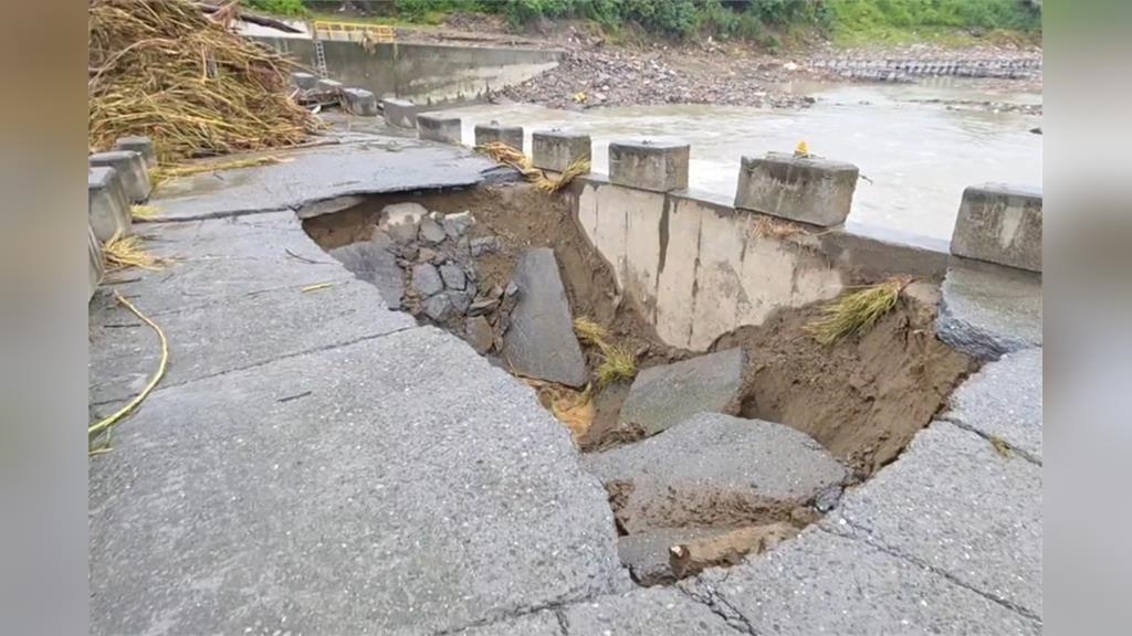 災情傳出!丹娜絲帶來大雨 嘉義太保「這座橋」被沖垮 災情傳出!丹娜絲帶來大雨 嘉義太保「這座橋」被沖垮