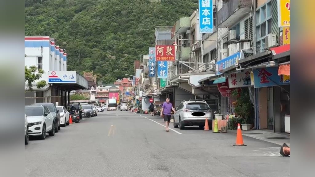 不怕死?丹娜絲進逼「宜蘭外澳衝浪客堅持下海」 南方澳乏人問津 不怕死?丹娜絲進逼「宜蘭外澳衝浪客堅持下海」 南方澳乏人問津