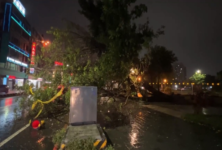 丹娜絲中心將通過!台南入夜風雨更強 宣布7日停班停課