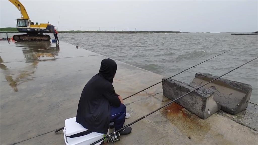 颱風丹娜絲逼近!雲林箔子寮漁港海巡棚積水 釣客照常現身 颱風丹娜絲逼近!雲林箔子寮漁港海巡棚積水 釣客照常現身