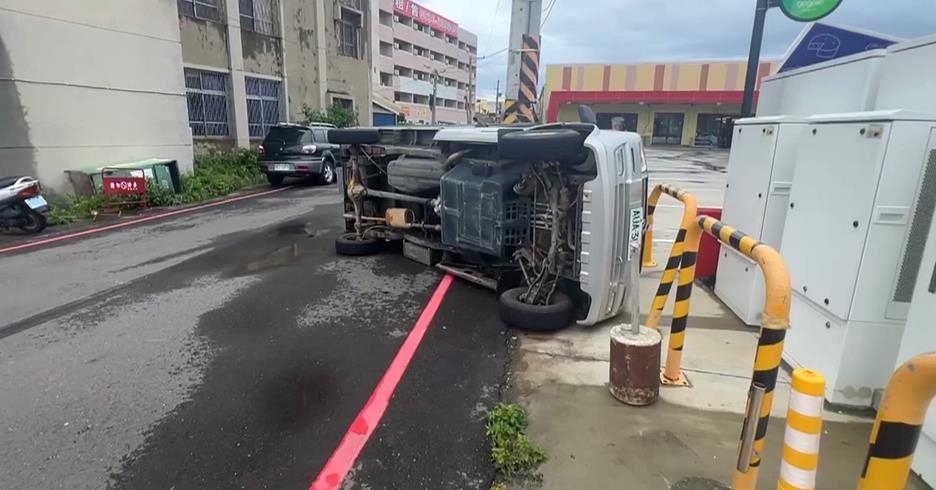 雲林口湖側得17級風全台最大　北港貨車被掀翻