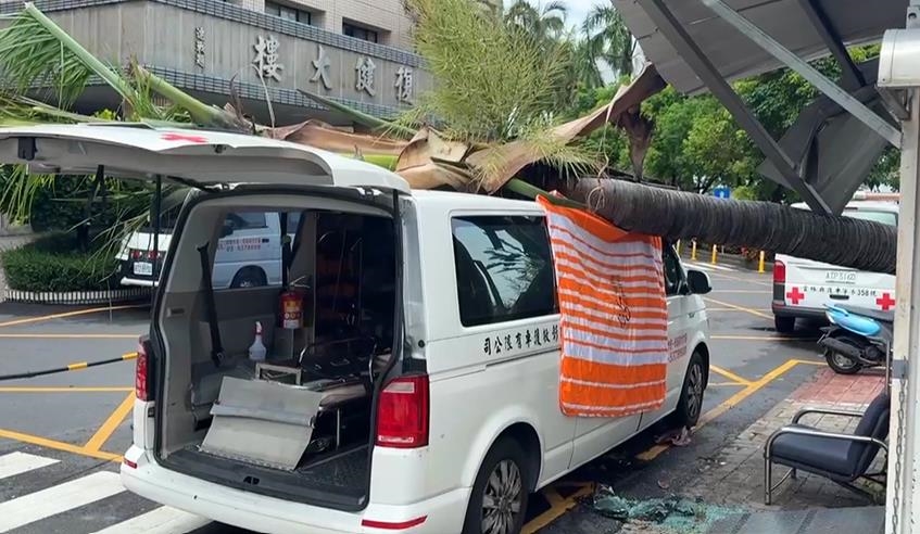 雲林口湖側得17級風全台最大　北港貨車被掀翻