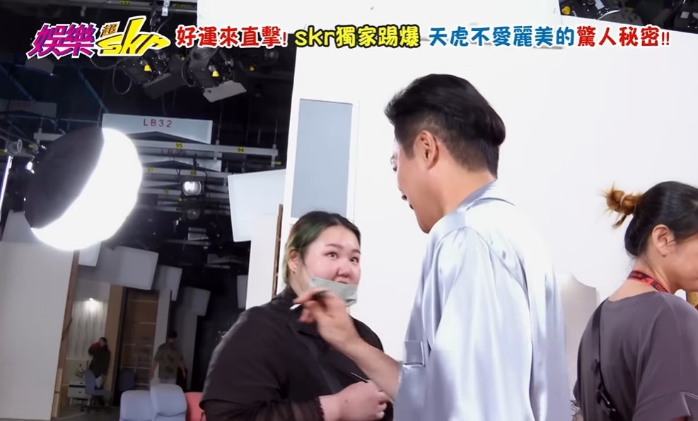 洪毛《好運來》中醫櫃台臨演女孩「大有來頭」!真實身分被網友起底