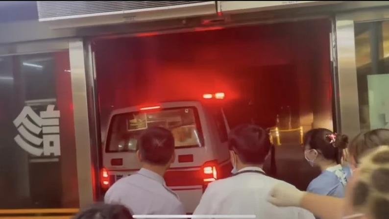 驚！丹娜絲颳13級強風　嘉義長庚「救護車被吹歪」醫護肉身擋