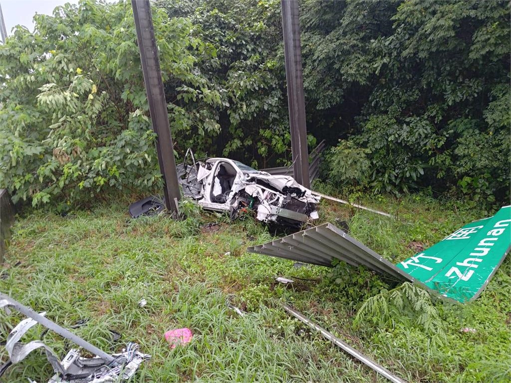 快新聞／颱風天釀禍！國1轎車打滑後飛出護欄　撞斷國道標示「剩一半」