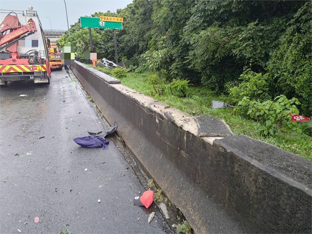 快新聞／颱風天釀禍！國1轎車打滑後飛出護欄　撞斷國道標示「剩一半」