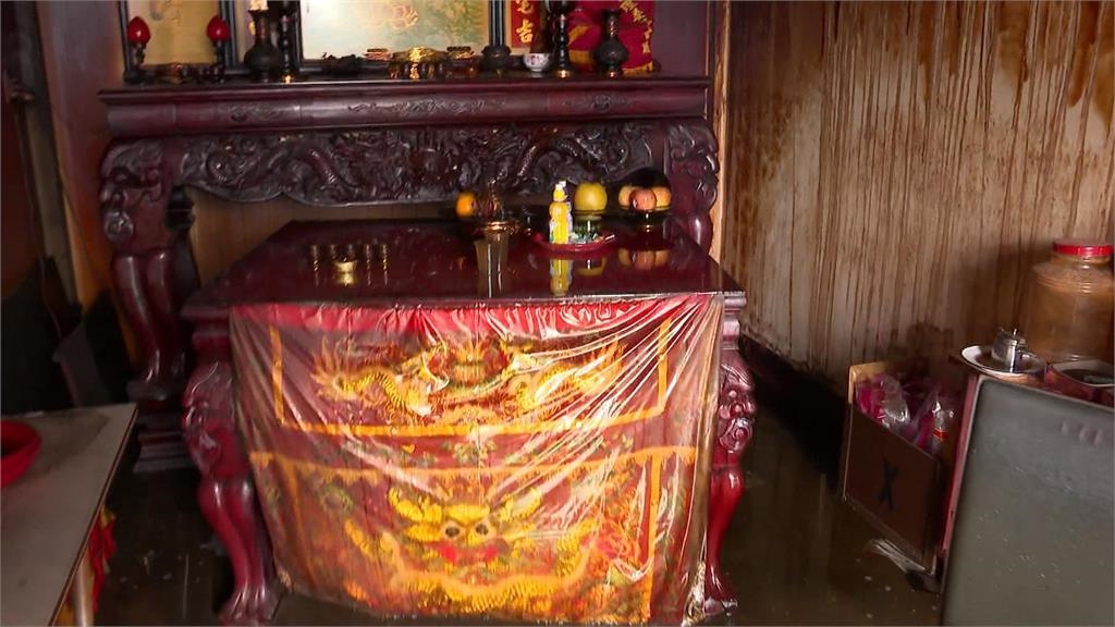 丹娜絲過境颳狂風　台南紅磚瓦屋頂遭吹翻、路樹連根拔起