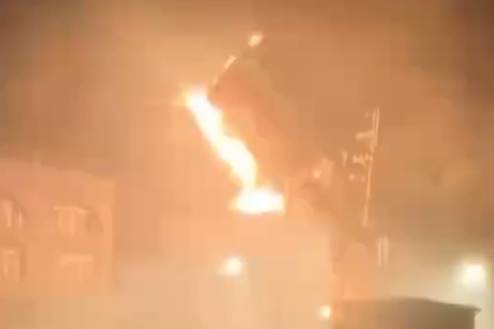 快新聞/風雨無情!強風折斷台南招牌「瞬間爆出大火球」 阿里山道路柔腸寸斷