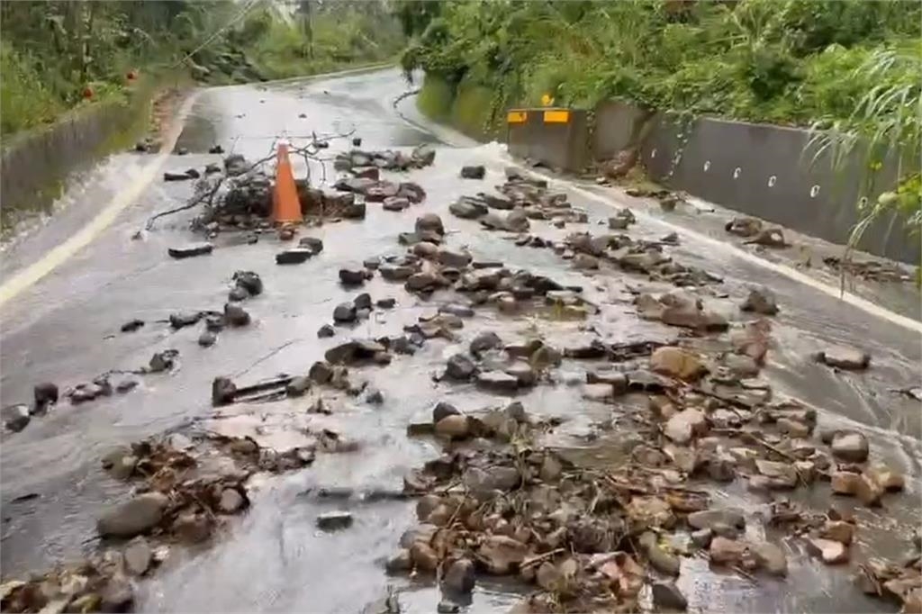 快新聞/風雨無情!強風折斷台南招牌「瞬間爆出大火球」 阿里山道路柔腸寸斷