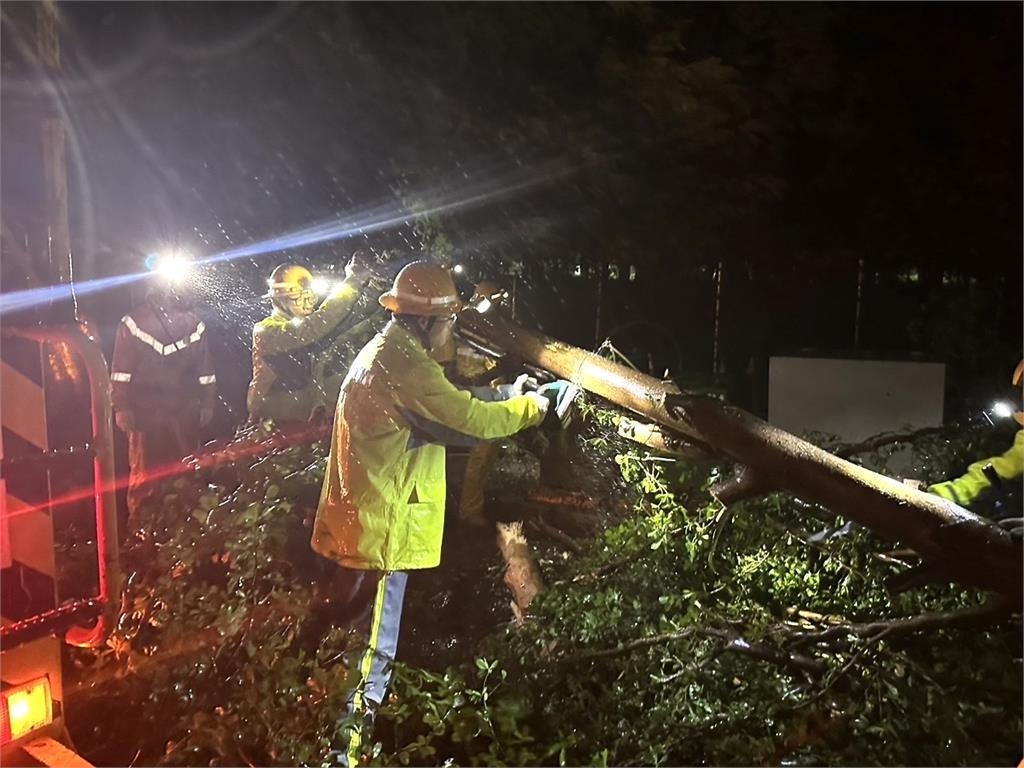 丹娜絲颱風侵襲 全台近50萬戶曾停電