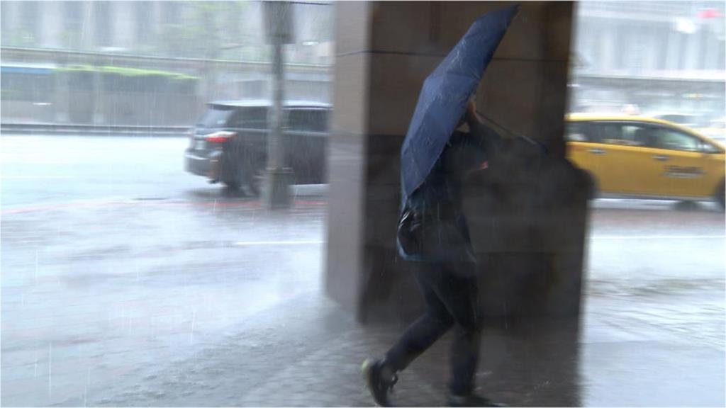 台南最狂颱風夜「13級風空降歷史第3」!粉專曝數據:37歲↓當地人沒體驗過