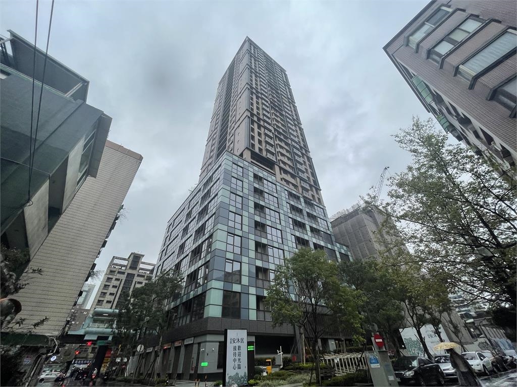 大安區「廢棄家具超奢華」驚人畫面曝光!網一看嚇歪:比我家新買的還高級