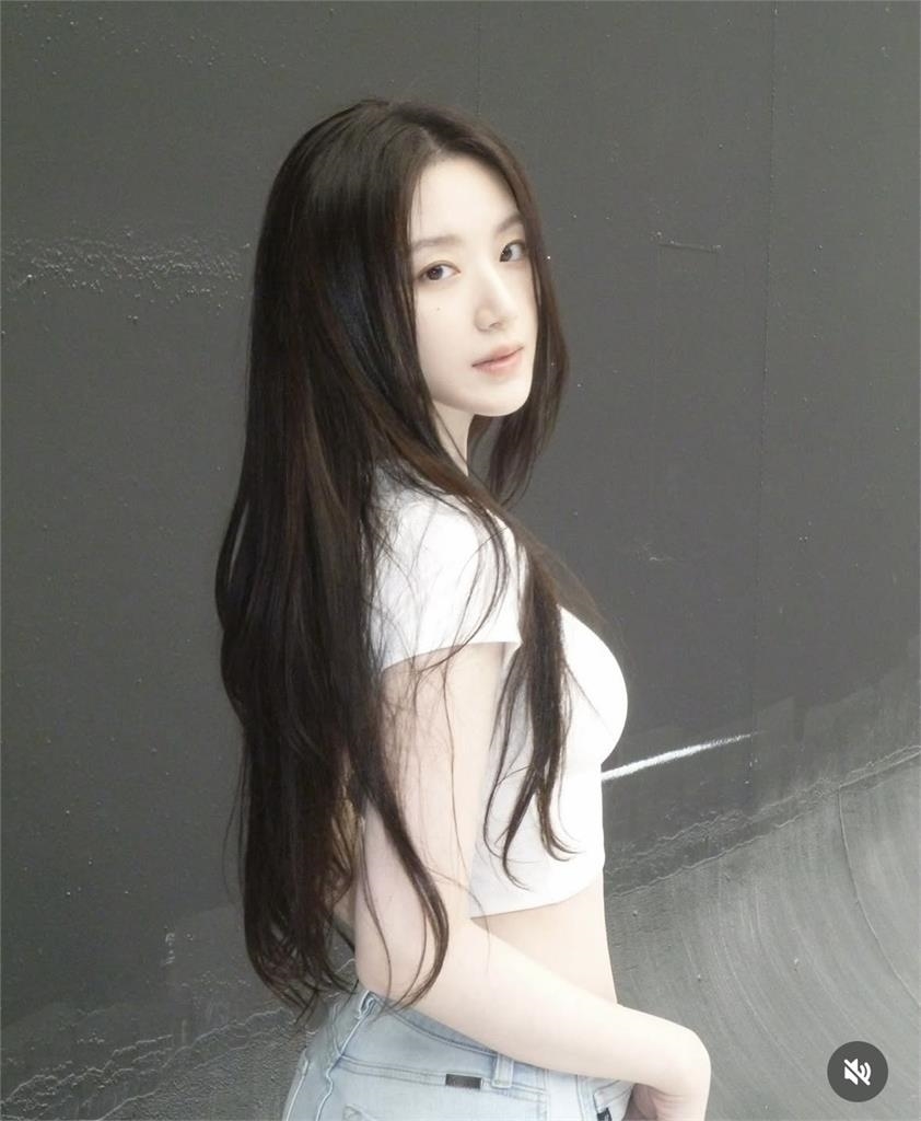 舒華胸口大開「整片雪白肌」震撼露出!反差「1表情」22萬網朝聖暈了