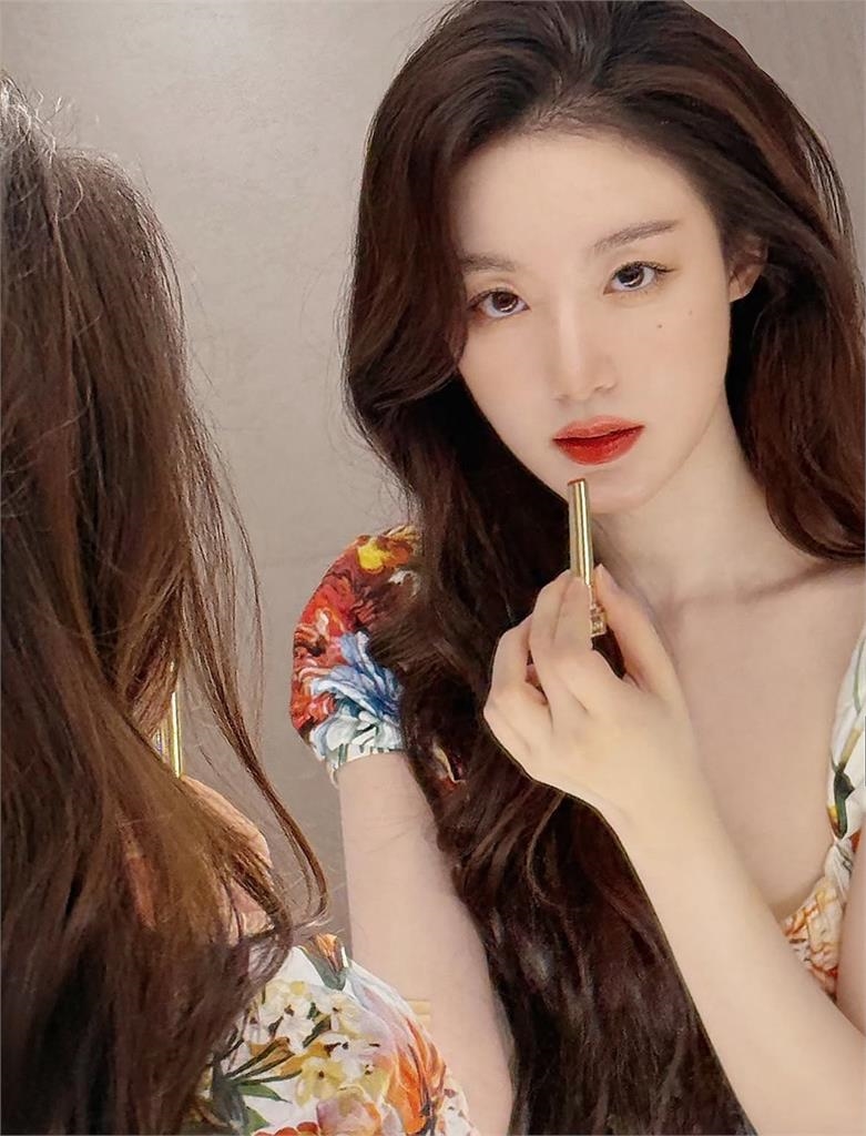 舒華胸口大開「整片雪白肌」震撼露出!反差「1表情」22萬網朝聖暈了