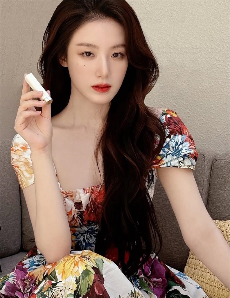 舒華胸口大開「整片雪白肌」震撼露出!反差「1表情」22萬網朝聖暈了