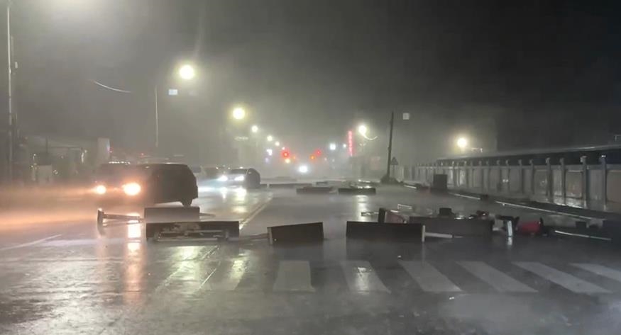 丹娜絲挾強風豪雨!雲林貨車被吹翻 路樹倒塌扯斷電桿