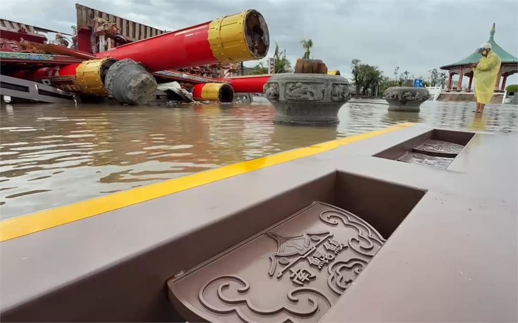 丹娜絲吹垮「南鯤鯓代天府牌樓」！千年神木梁柱「每根要價數千萬」粗估損失破億元