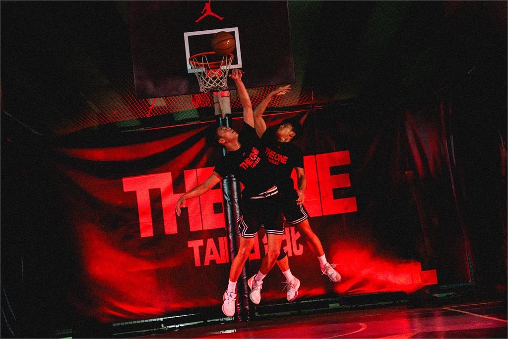 HBL(影)/台版灌籃高手!「南湖雙少兄弟鬩牆」街頭單挑出現「爭籃板球夢幻場景」