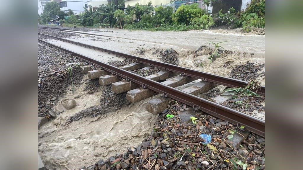 雨彈狂轟中台灣　台鐵「二水=林內」路基掏空雙向中斷