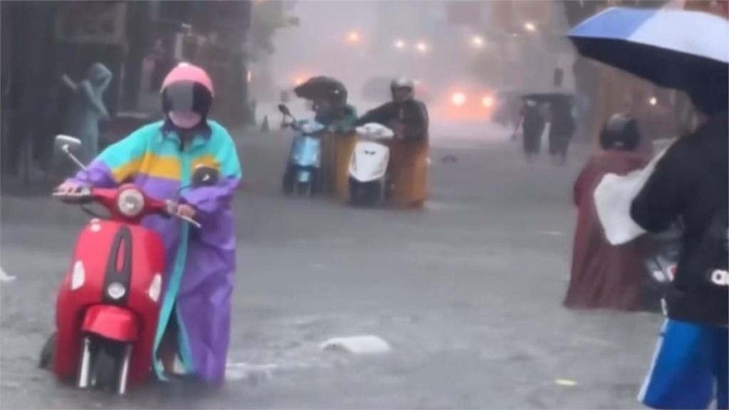 雨彈狂炸彰化「水淹膝蓋走不了」！縣長王惠美「僅做1事」遭網灌爆：咕嚕咕嚕