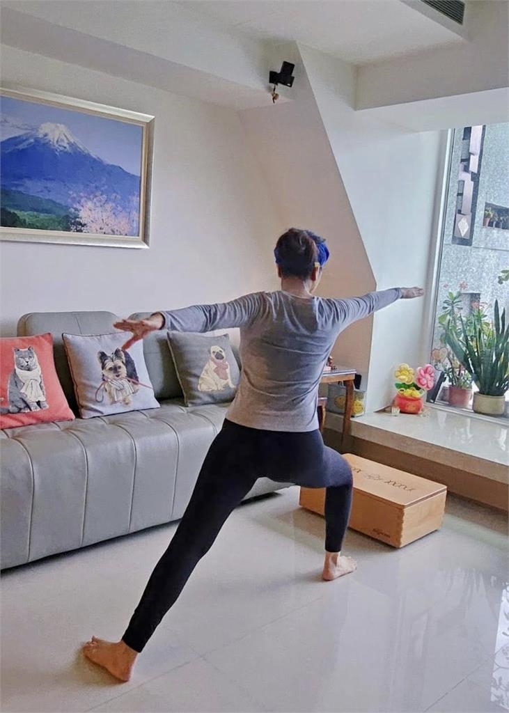 69歲陳美鳳猛做瑜珈半片濕透!親曝骨裂半年「1近況急了」:有點怕