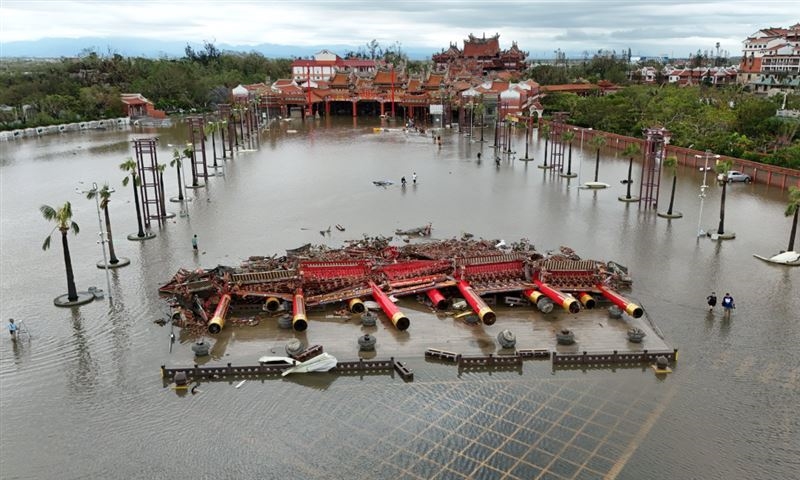 南鯤鯓牌樓倒塌應驗「國運下下籤」？網酸料中「藍白亂政」掀論戰