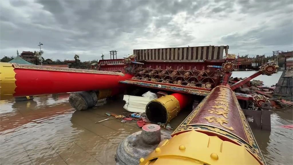 南鯤鯓牌樓倒塌應驗「國運下下籤」？網酸料中「藍白亂政」掀論戰