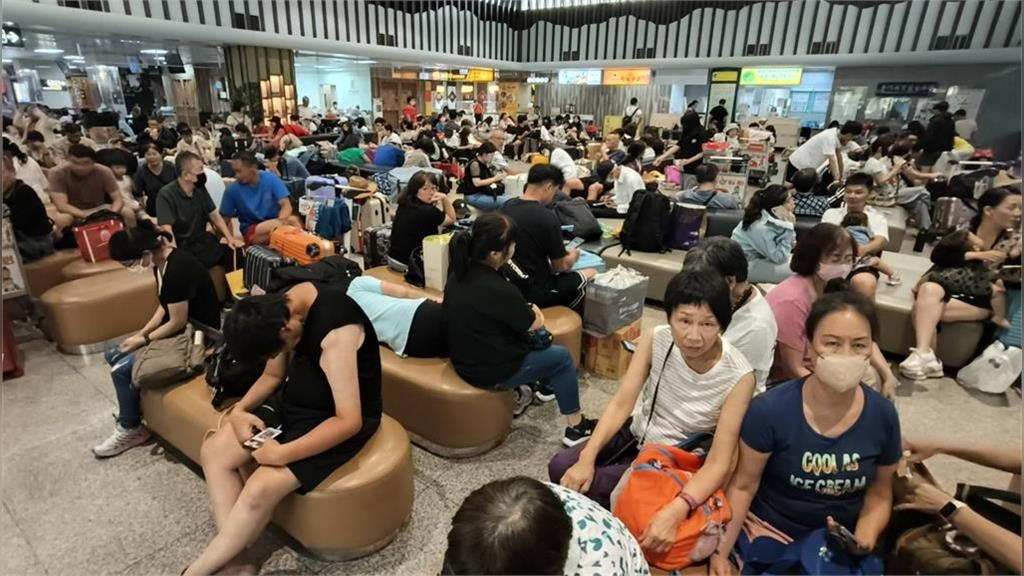 丹娜絲攪局受困機場三天　金門旅客「無機可搭」怒罵