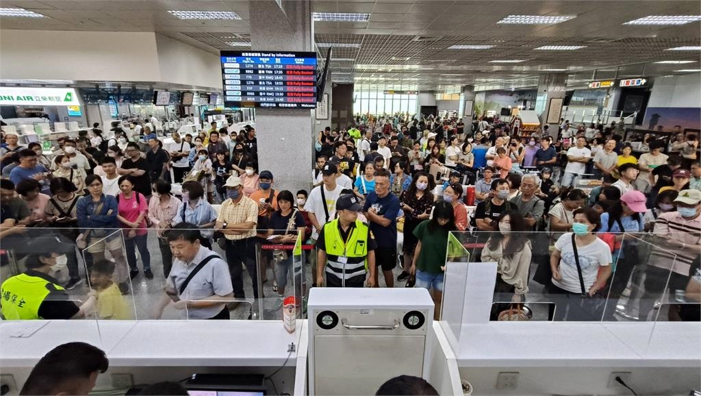 丹娜絲攪局受困機場三天 金門旅客「無機可搭」怒罵