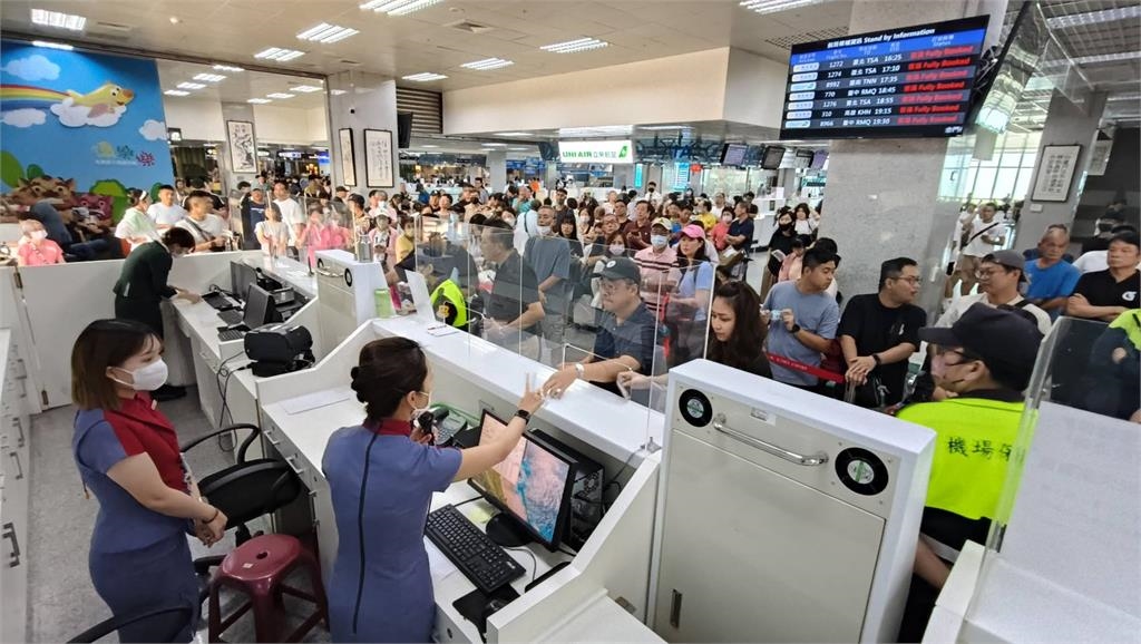 丹娜絲攪局受困機場三天 金門旅客「無機可搭」怒罵