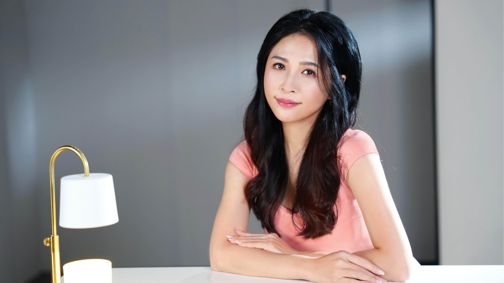 「插畫界林志玲」50歲凍齡美姿曝光！ 郵政寶寶作者「轉戰樂壇」動人歌聲甜翻網